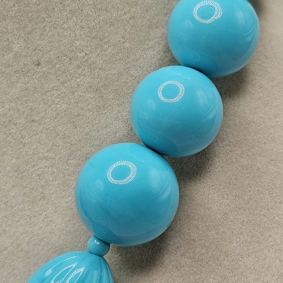 NEW VINTAGE Turquiose Blue Lucite Plastic Carved Beaded Statement Necklace - Picture 4 of 7